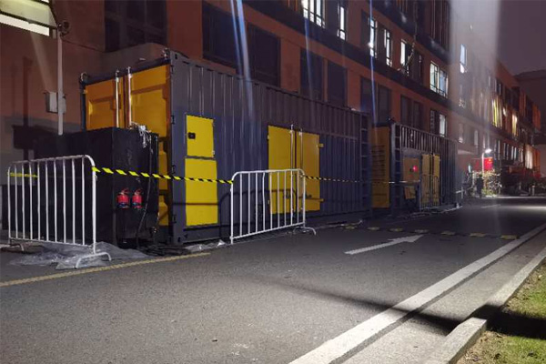 布拖柴油发电机组的输出电压是如何调节的？