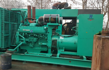 布拖发电机组如何判断水冷式机油散热器内部是否需要清洗？